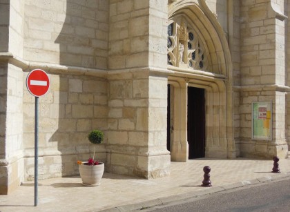 MOLEANOS - Bordures et pavés de trottoir - Finition vieillie tambourinée - Eglise de Savonnières