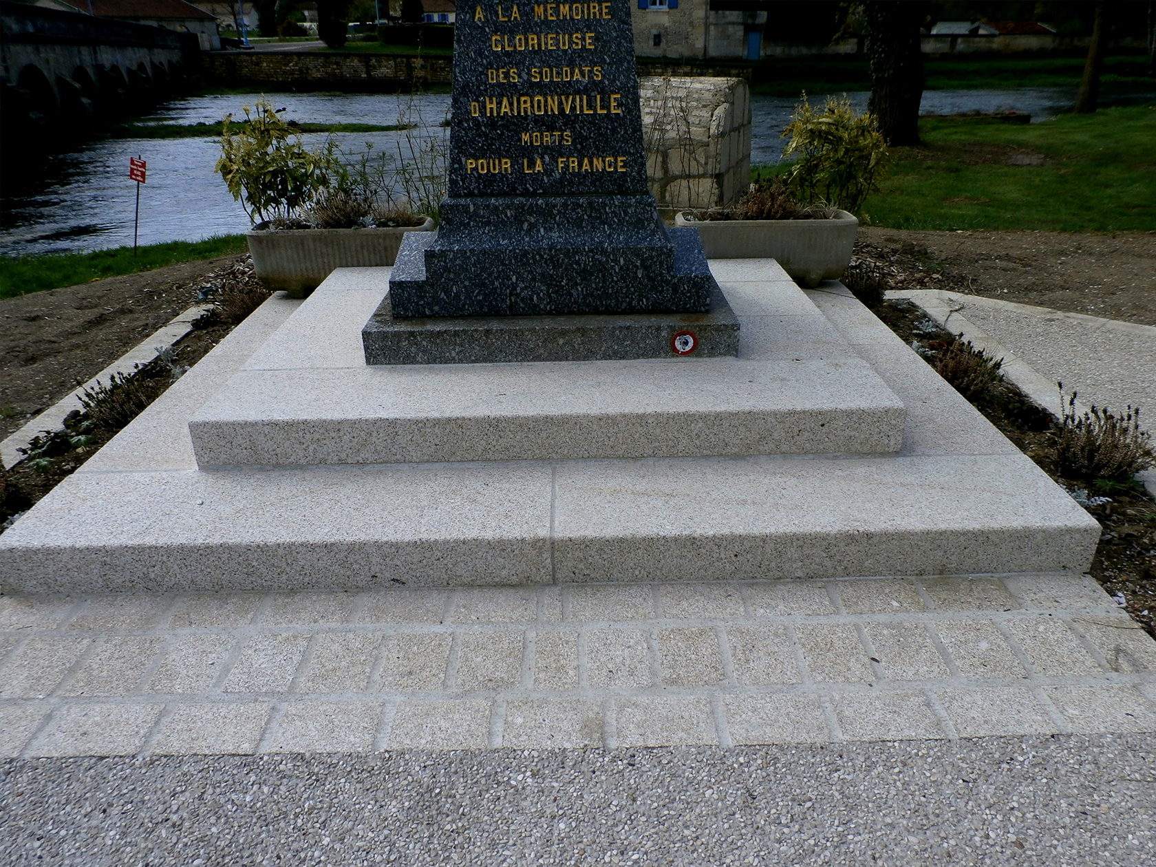 Socle Monument aux morts à Haironville